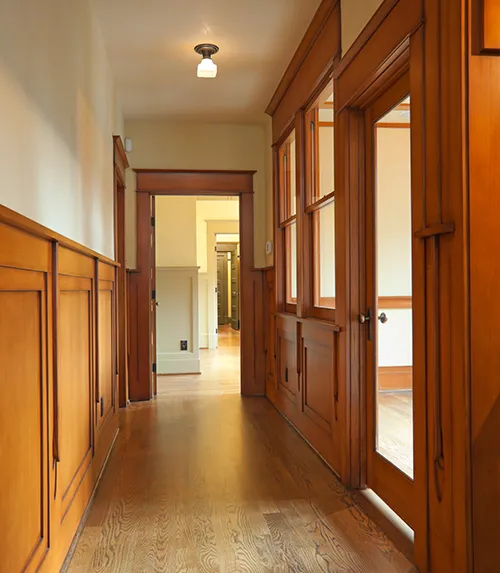 Couloir avec boiseries en chêne dans une maison ancienne en succession — SereniMove, coordination des intervenants en Brabant wallon et Hainaut