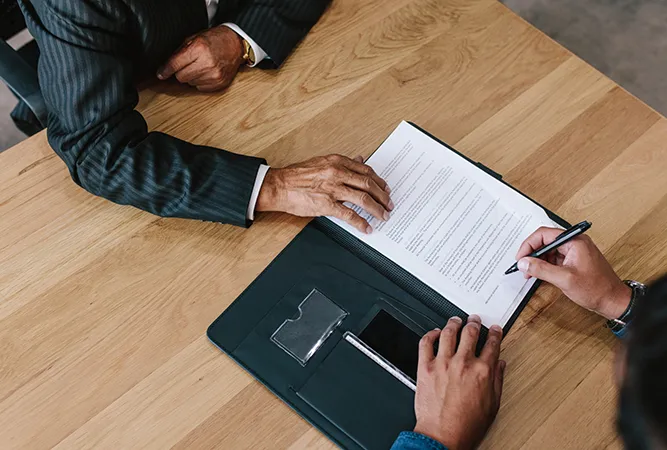 Deux professionnels examinant un document officiel — SereniMove, partenaire fiable des études notariales en Brabant wallon et Hainaut