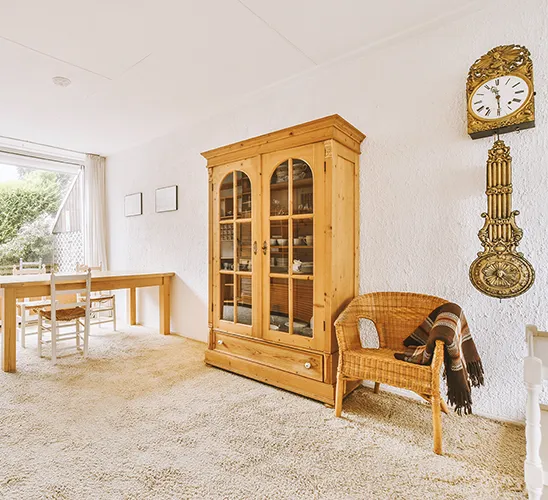 Salon avec mobilier ancien et horloge dorée dans une maison en succession — SereniMove, intervention organisée en Brabant wallon et Hainaut