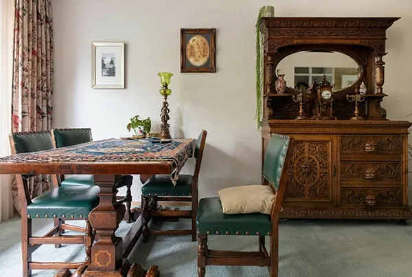 Salle à manger classique avec buffet sculpté et mobilier ancien dans une maison en succession — SereniMove, spécialiste du vide-maison en Brabant wallon et Hainaut